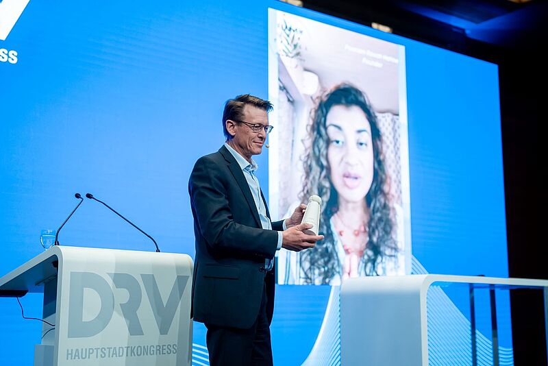 Harald Zeiss und Poonam Rawat-Hahne, die per Video zugeschaltet ist