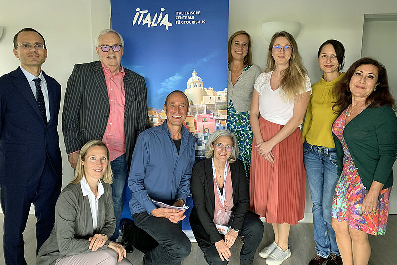 Die Jury und ihre Organisatoren (von links): Andrea Esteban Sama (Generalkonsul Italien), Rüdiger Edelmann (VDRJ), Maria Stella Diana (PR Consultant), Sabine Jordan-Glaab und Sabine Rohe (beide Vtours), Matthias Gürtler (touristik aktuell) sowie Antonella Rossi, Simona Laboccetta und Christine Frank (alle Enit). Foto: Enit