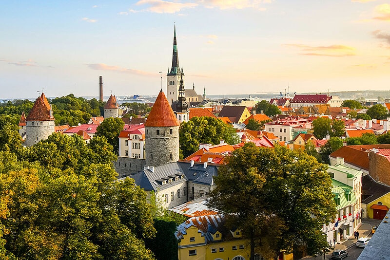 Blick auf die Altstadt von Tallinn mit mittelalterlichen Türmen