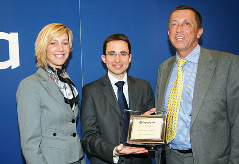 Top-Partner: Auf der ITB 2010 nahm Ulrich Falkenberg von White Elephant Reisen (rechts) den Expedia-Reisebüro-Preis von Claudia Strunz und Mirco Pellegrin entgegen