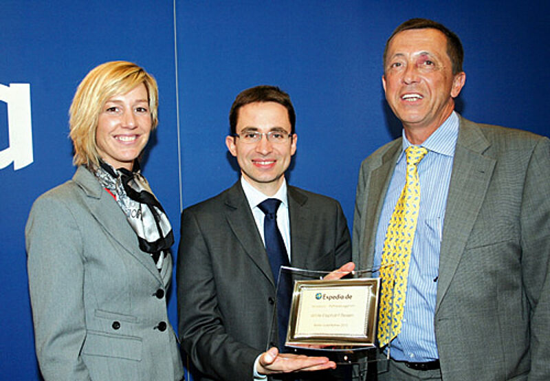 Wurde auf der ITB von den Expedia-Managern Claudia Strunz und Mirco de Pellegrin als Topverkäufer 2009 ausgezeichnet: Ulrich Falkenberg von White Elephant Reisen in Hannover (rechts)
