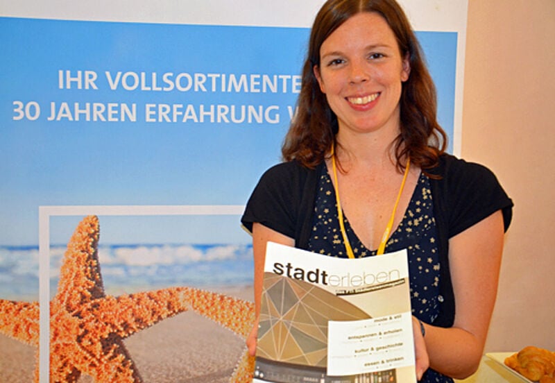 FTI-Managerin Kathrin Schwaab präsentiert bei der Reiseland-Jahrestagung in Salalah das Magazin „Stadterleben“