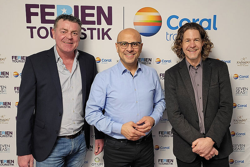 Neue Gesichter bei Ferien Touristik/Coral Travel: Außendienstler Michael Kahlau (links) und Markus Kornhuber (rechts) mit Vertriebschef Ender Karadag. Foto: Ferien Touristik/Coral Travel