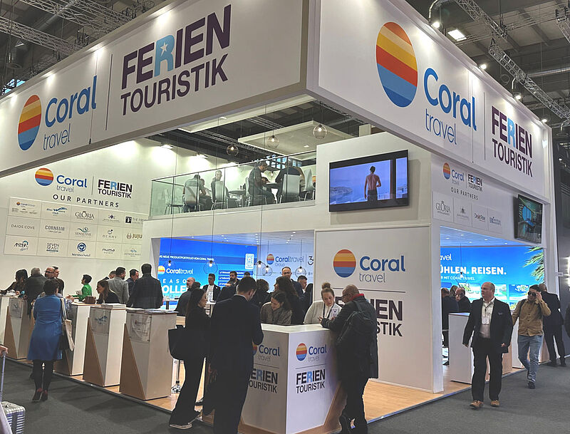 Messestand des Reiseveranstalters  Coral Travel/Ferien Touristik auf der ITB 2023 in Berlin