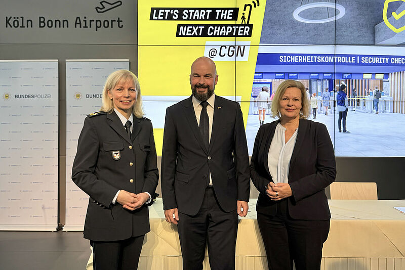 Barbara Heuser von der Bundespolizeidirektion Sankt Augustin, Flughafenchef Thilo Schmid und Bundesinnenministerin Nancy Faeser besiegeln die Übergabe der Sicherheits-Checks