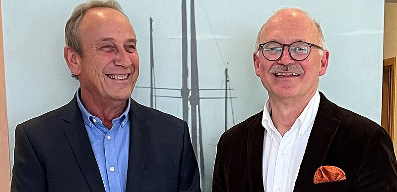 Das Portal Studienreisen.de wechselt den Besitzer: Udo Hell (links) und Gern-Reisen-Geschäftsführer Joseph Strasser