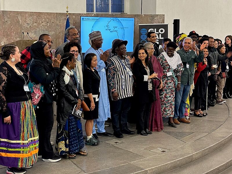 Teilnehmer der Global Assembly auf der Bühne der Paulskirche in Frankfurt am Main