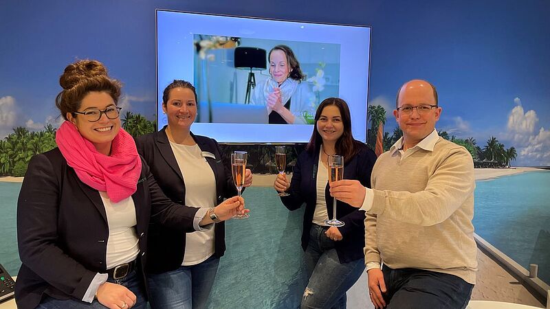 Auf den Sieg ein kleines Sektchen (von links): Miriam Hake-Langnickel, Judith Schippers, Donja Heidary und Andreas Schwarmann