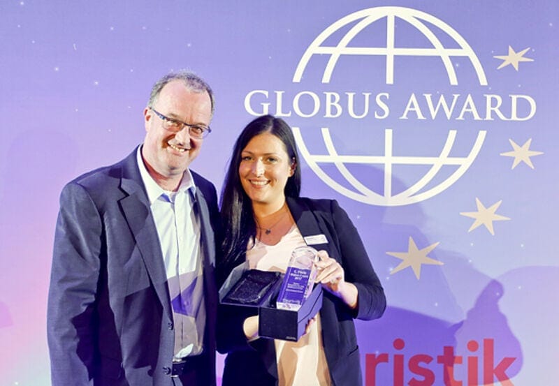 Den Award nahmen Vertriebschef Detlef Schroer und Sara Kebrle, Teamleitung Agenturbetreuung, entgegen