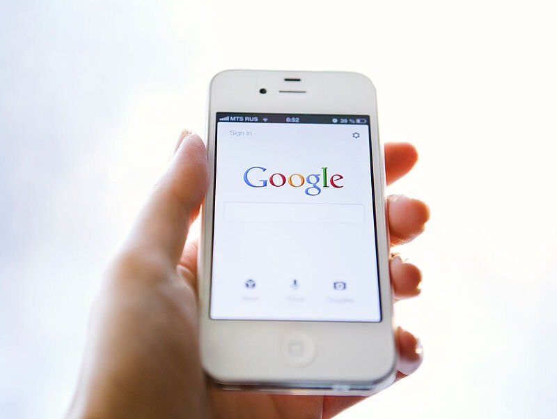 Smartphone mit Google-Startseite