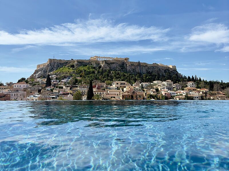 Blick vom Infinity-Pool des „The Dolli“ auf die Athener Akropolis