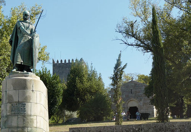 Zählen zu den Sehenswürdigkeiten von Guimaraes: die Burg mit dem Königsdenkmal ...