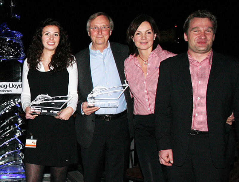 Die Sieger von Salzburg (von links): Mirjam Voglstätter vom Reisebüro Göttschl und Otto Schweisgut vom LCC Isaria mit den Hapag-Lloyd-Vertriebsleitern Tina Kirfel und Carsten Sühring. Foto: Hapag-Lloyd Kreuzfahrten