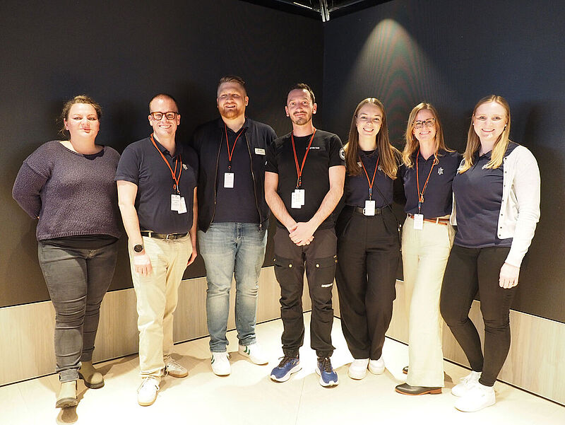 Die HX-Sales-Crew beim Event in Hamburg (von links): Nicole Zaspel, Stefan Kuhl, Ole Parhmann, Anika Manke, Kimberley Setzerman und Sina Jürgens mit Torstein Gaustad vom Expeditionsteam (Mitte). Foto: HX