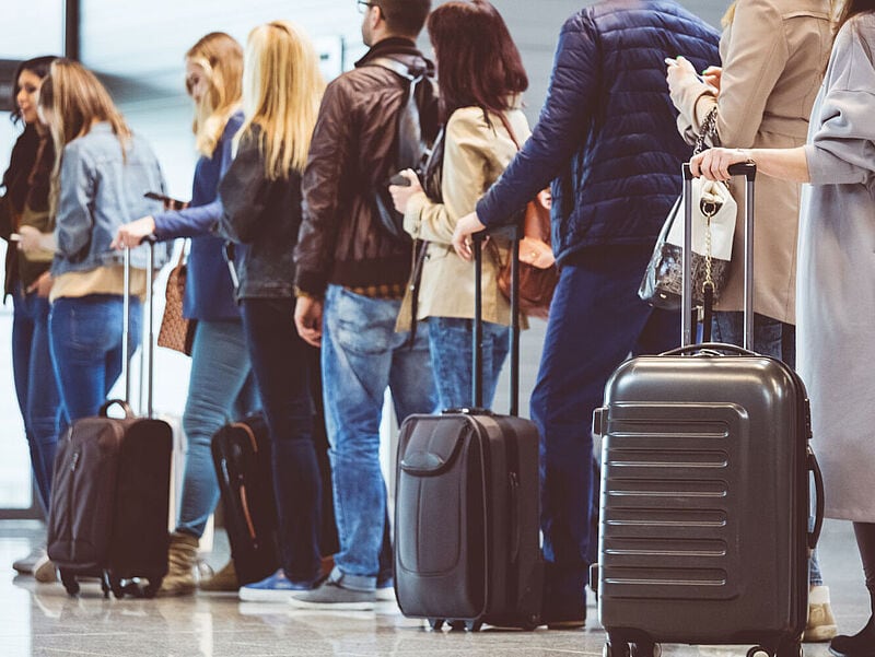 Bei den vielen Handgepäckregeln der Airlines kann man schnell die Übersicht verlieren. Foto: izusek/iStock