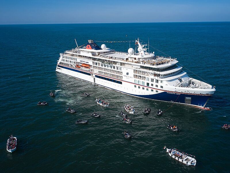 Die Taufgäste erlebten die Zeremonie expeditionstypisch aus Zodiacs heraus. Foto: Hapag-Lloyd Cruises/Christian Wyrwa