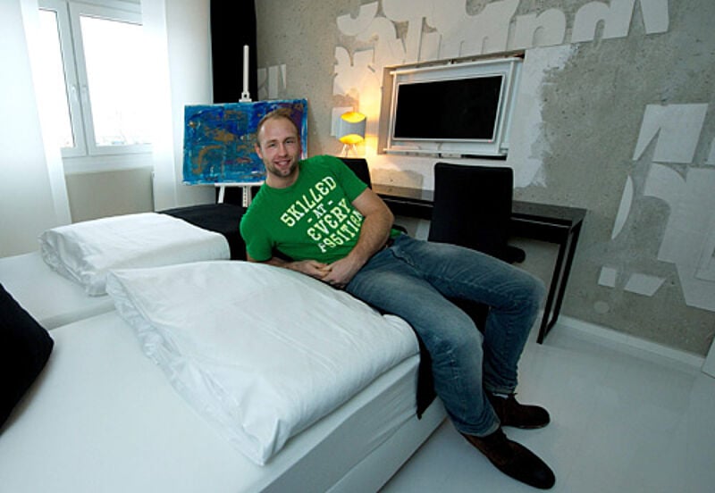 Olympiasieger Robert Harting in der von ihm gestalteten Suite