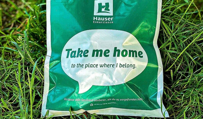 Hauser Exkursionen verteilt ab Sommer Beutel an seine Kunden, um Müll aus Gastländern im heimischen Abfallsystem zu entsorgen