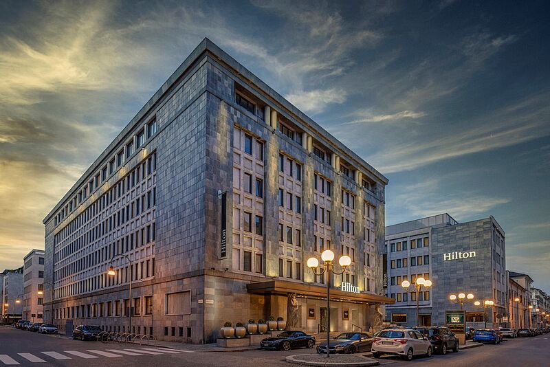 Eckiges Gebäude unter einem Nachthimmel