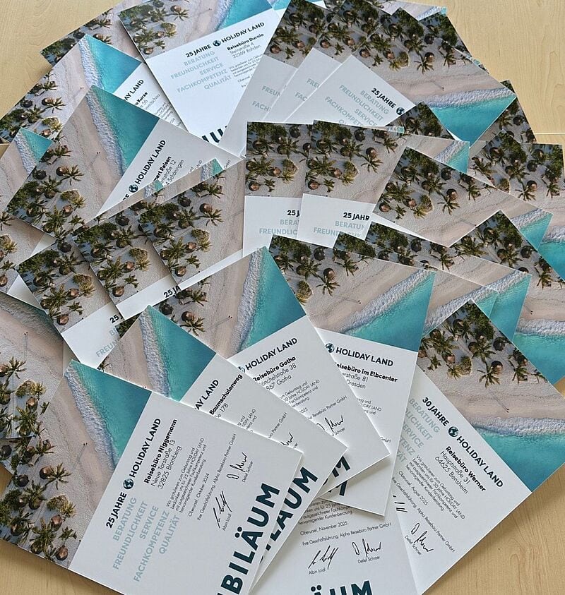 Viele Urkunden liegen auf einem Untergrund