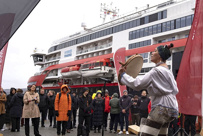 Eine traditionelle Darbietung der grönländischen Künstlerin Varna Nielsen anlässlich der Feierlichkeiten zur Kooperation von HX und Air Greenland. Foto: HX