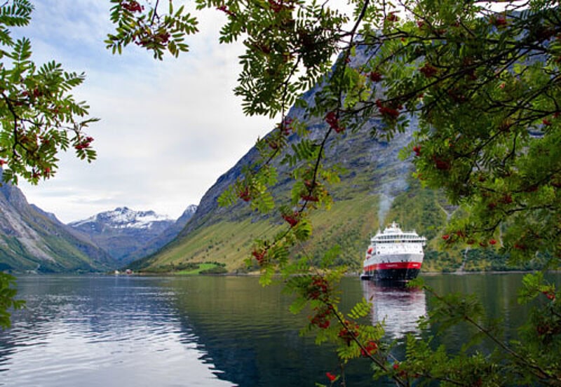 Der Hjorundfjord liegt in einem der wildesten Täler Norwegens