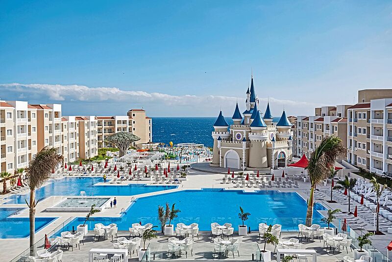 Hotelanlage mit Pools und Märchenschloss