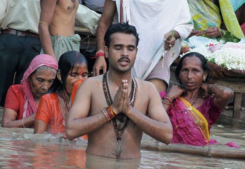 Baden und beten im Ganges.