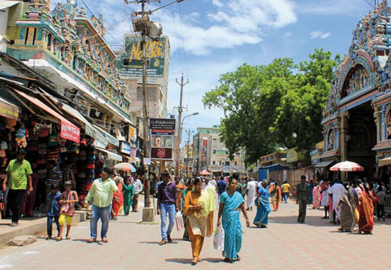 Buntes Treiben: Die Temple Street ist immer voll mit Leben.