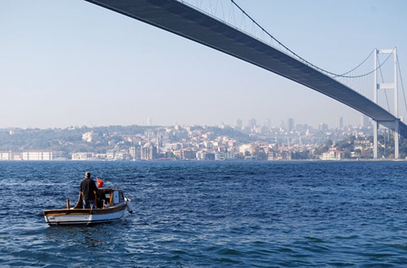 Stadt zwischen zwei Kontinenten: Blick vom Bosporus auf den europäischen Teil Istanbuls.