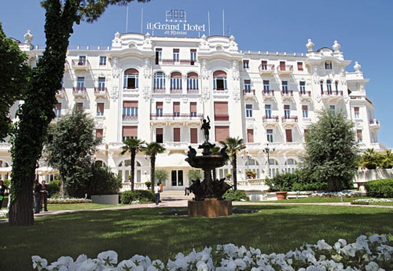 Das Grand Hotel Rimini liegt genau am Parce Federico Fellini.