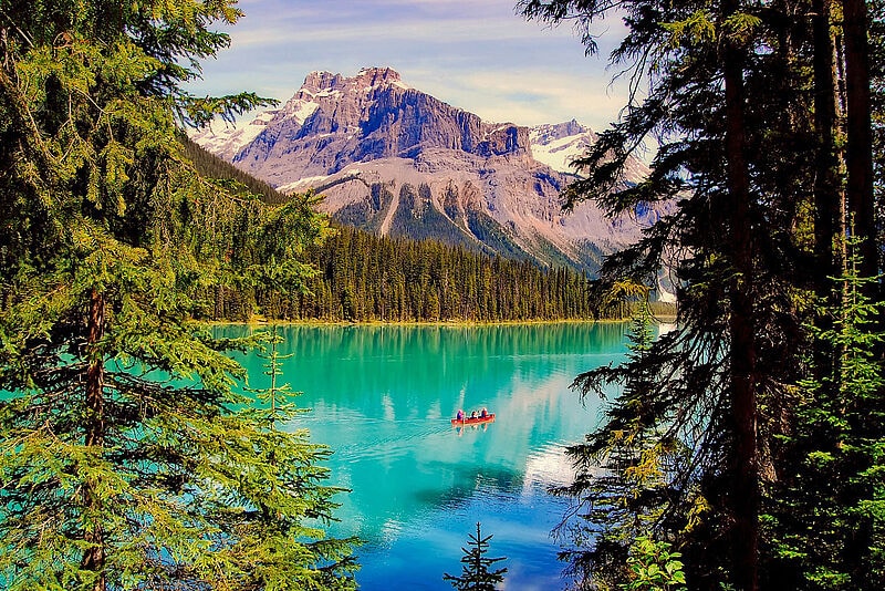 Die Natur Kanadas – hier der Emerald Lake im Yoho Nationalpark – werden deutsche Urlauber voraussichtlich erst wieder ab Juli erkunden können