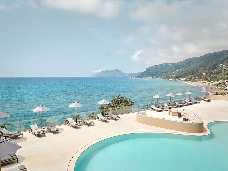 Luxuriöser Infinity-Pool mit Meerblick im Ella Resorts auf Korfu, Griechenland – exklusive Sonnenliegen und traumhafte Aussicht auf die Küste und das Ionische Meer