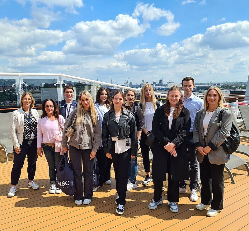 KI-Vorstandsassistentin Tanja Buchholz (links) begleitete die Young Talents in Hamburg