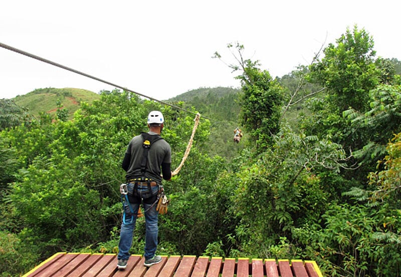 Auf ins Abenteuer: Kubas neueste Seilrutsche von einer Plattform aus gesehen