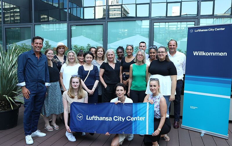 Die ersten Quereinsteiger mit Holger Laube, Bereichsleiter Franchise bei LCC (links), Johanna Roth, LCC JUMP Projekt-Managerin (Zweite von links), sowie LCC Chef Markus Orth (rechts)