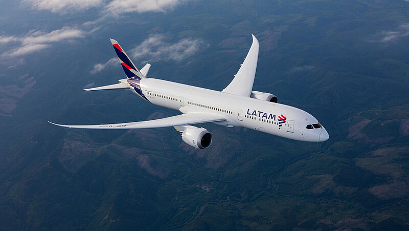 Ein weißer Flieger mit Latam-Schriftzug am Himmel