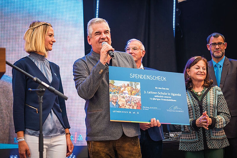 Geschäftsführer Christoph Führer übergab bei der Jubiläumsfeier eine Spende zum Bau einer dritten Leitner-Schule, die in Uganda entsteht