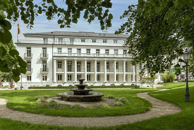 Ein über 100 Jahre altes Haus steht in einem Garten