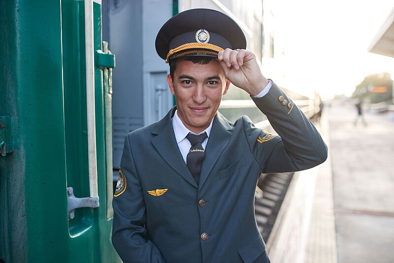 Lächelnder Zugbegleiter des Orient Silk Road Express in Uniform