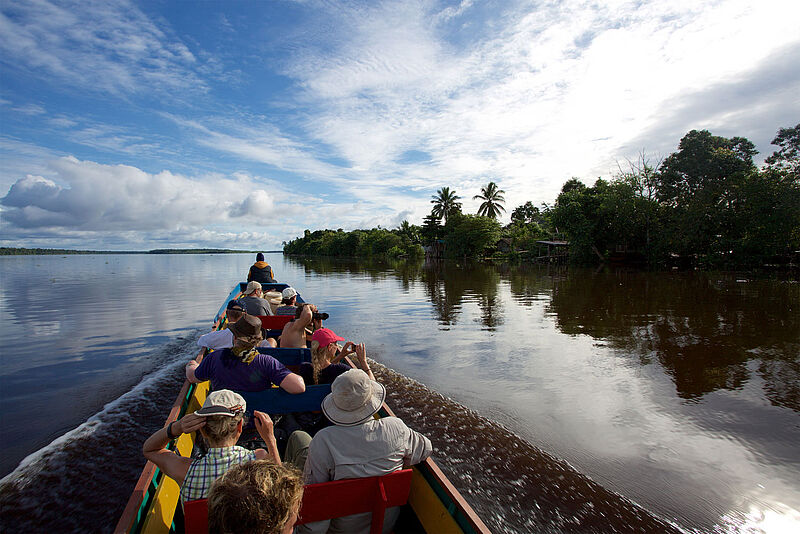Gruppe von Menschen in einem Boot auf dem Meer vor West-Papua