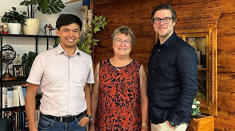 Die Lernidee-Geschäftsführer Nurlan Mukash (links) und Felix Willeke (rechts) mit Tuja-Reisen-Gründerin Terttu Jauss