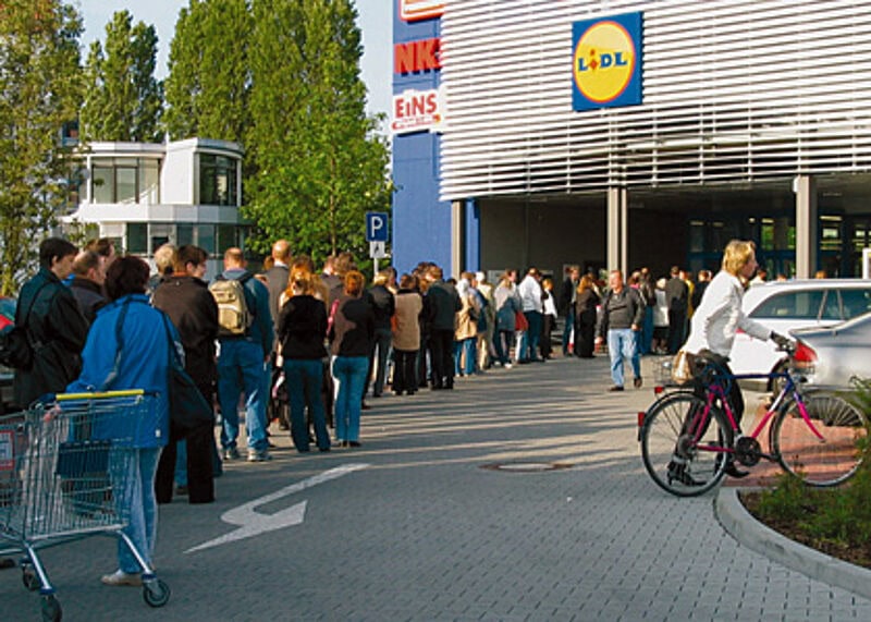 So lange Schlangen wie beim ersten Mal im Jahr 2005 wird’s bei der neuen Billig-Aktion der Bahn und Lidl wohl nicht wieder geben.