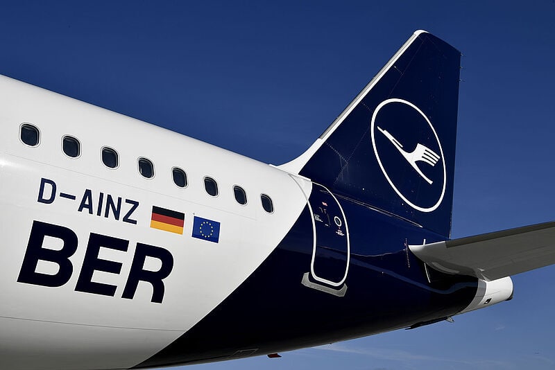 Nahaufnahme Lufthansa-Flugzeug am Flughafen Berlin