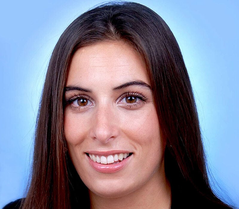 Porträtfoto Frau mit langen dunklen Haaren