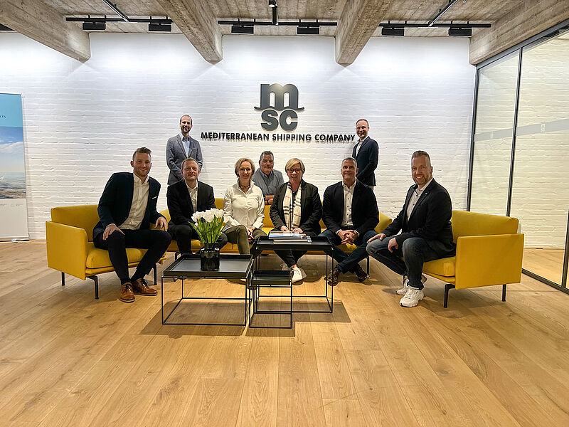 Das MSC-Reisebüro-Expertenforum bei der Gründungssitzung im Hamburger Büro der Schwesterfirma MSC Cargo (sitzend von links): Jan Petersen, Christian Baumann, Melanie Bösselmann, Michael Kühl, Sandra Lücken, Torsten Kroos und Björn Arp (sitzend) sowie stehend im Hintergrund Kristian Blochwitz und Christoph Schipke, beide von MSC Cruises