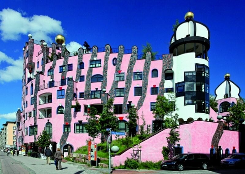 Mit der Grünen Zitadelle setzte Friedensreich Hundertwasser in der Landeshauptstadt Sachsen-Anhalts ein Zeichen.