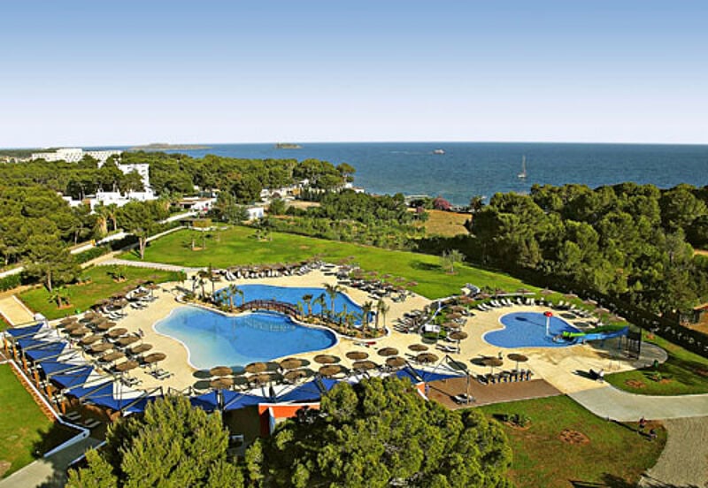 Der Club Magic Life Cala Pada auf Ibiza bietet eine vielfältige Poollandschaft und liegt an einem flach abfallenden Sandstrand