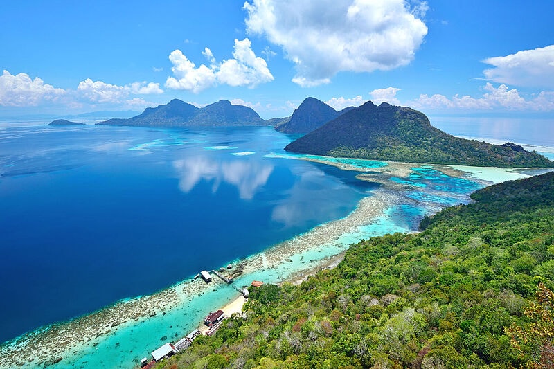 Eine der neuen Broschüren von Tourism Malaysia widmet sich den Inseln und Stränden – im Bild die Insel Bohey Dulang. Foto: CnOra/istockphoto
