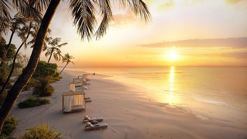 Sonnenuntergang an einem feinsandigen Strand